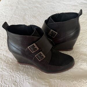 Kork-Ease Stylish Black Wedge Ankle Boots with Buckle. Size 8.5